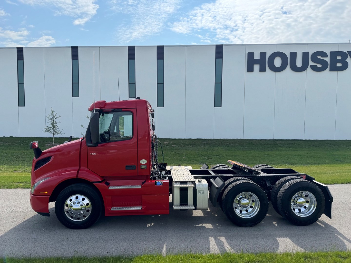 2020 VOLVO VNR300 - USED TRUCKS DAY CAB - image 2